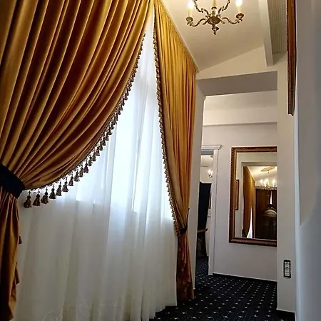 Weiss Little Palace شقة فندقية 4*